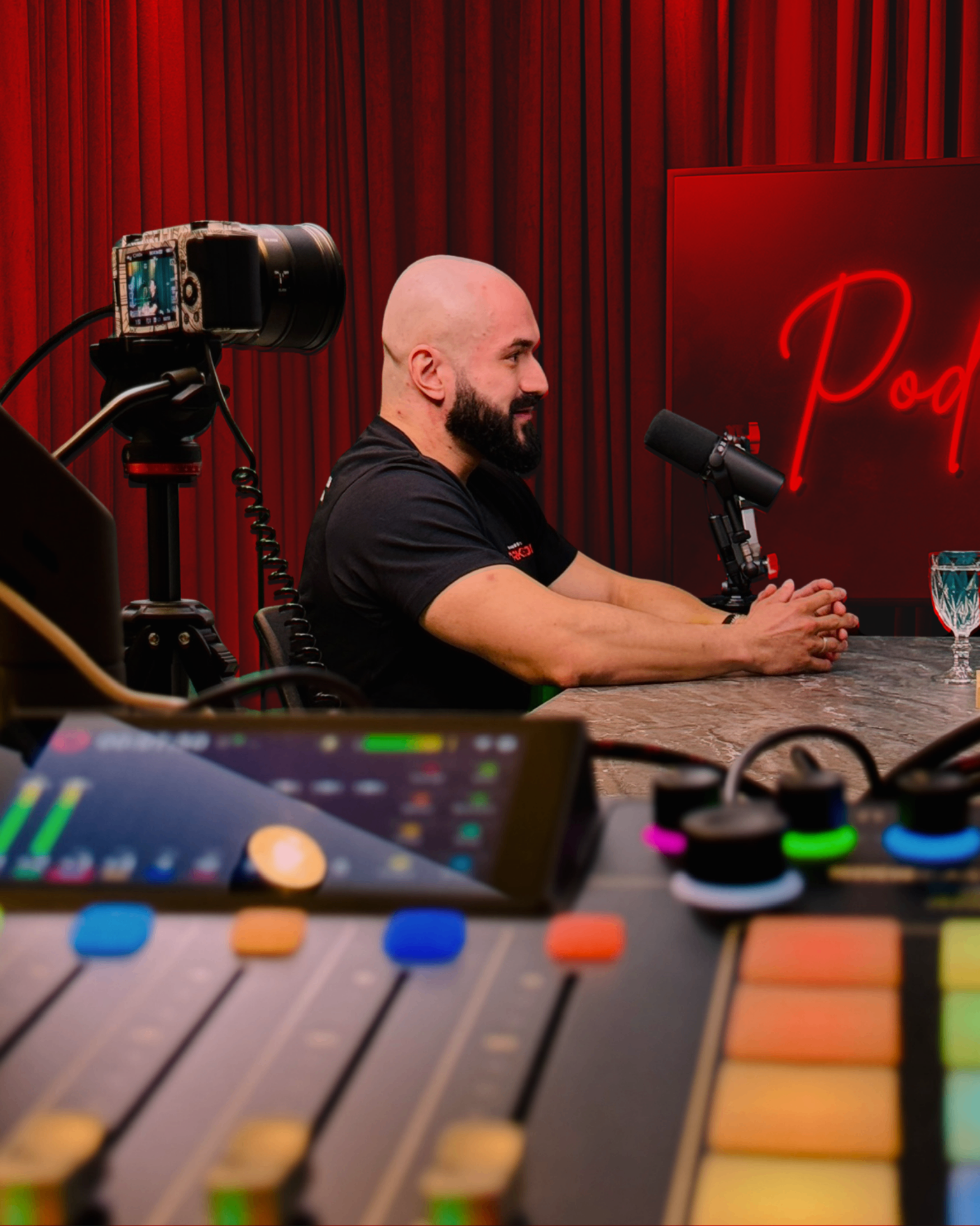 Gustavo Castro em gravação de podcast